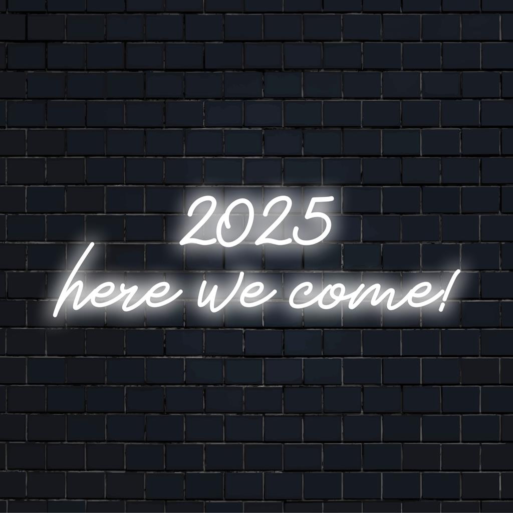 Brilhante letreiro de neon LED "2025, aqui vamos nós!" brilhando intensamente, perfeito para decoração de parede chamativa e ambiente festivo.