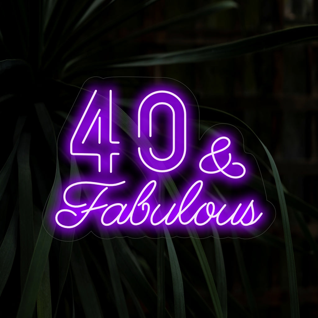 "40 & Fabulous Neon Sign" adiciona estilo à sua comemoração com fontes chiques. Perfeito para uma festa de 40 anos fabulosa.