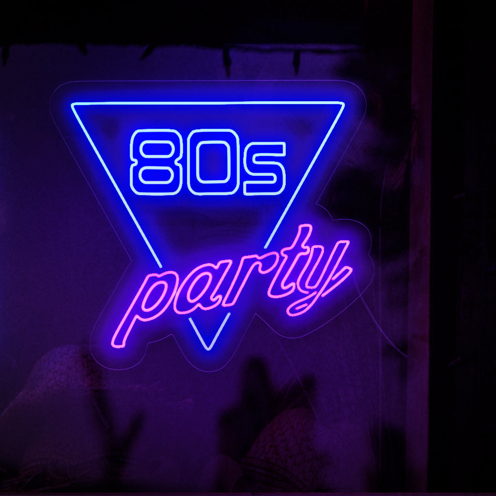 "80s Party Neon Letreiro" captura a essência retrô dos anos 80 com cores neon ousadas e formas icônicas. Transforme seu espaço em uma pista de dança nostálgica com esta vibrante luz neon, perfeita para uma festa animada com tema dos anos 80.