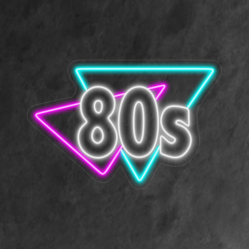 "Placa de Neon Estilo Retrô dos Anos 80" traz de volta a vibração vibrante dos anos 80 em um design neon elegante. Eleve seu espaço com um toque nostálgico e cores vibrantes, capturando a essência da era retrô.