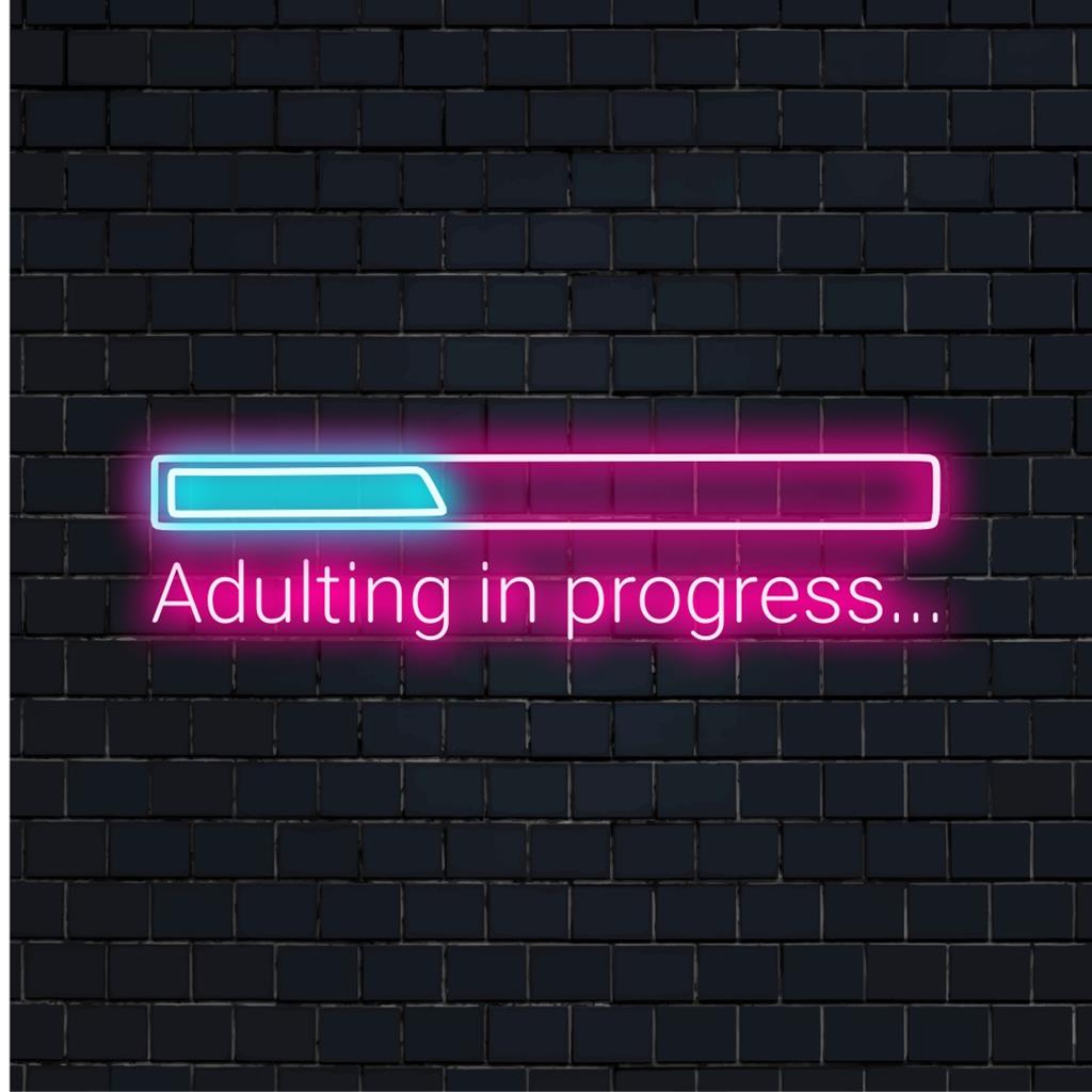 Adulting In Progress... Placa de LED neon personalizada com fonte elegante, perfeita para decoração com luz neon vibrante e expressão artística.