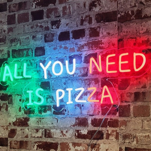 "All You Need Is Pizza Neon Plate" - Uma luz neon divertida que celebra o amor pela pizza, adicionando um toque divertido e de dar água na boca à decoração da sua pizzaria ou cozinha.
