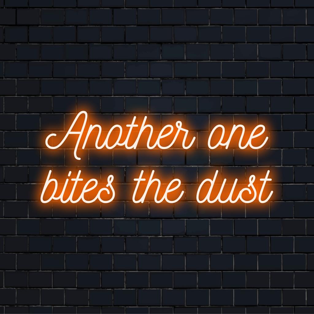 Placa de neon LED personalizada com a frase Another One Bites The Dust e arte de luz neon vibrante, realçando a decoração moderna do ambiente.