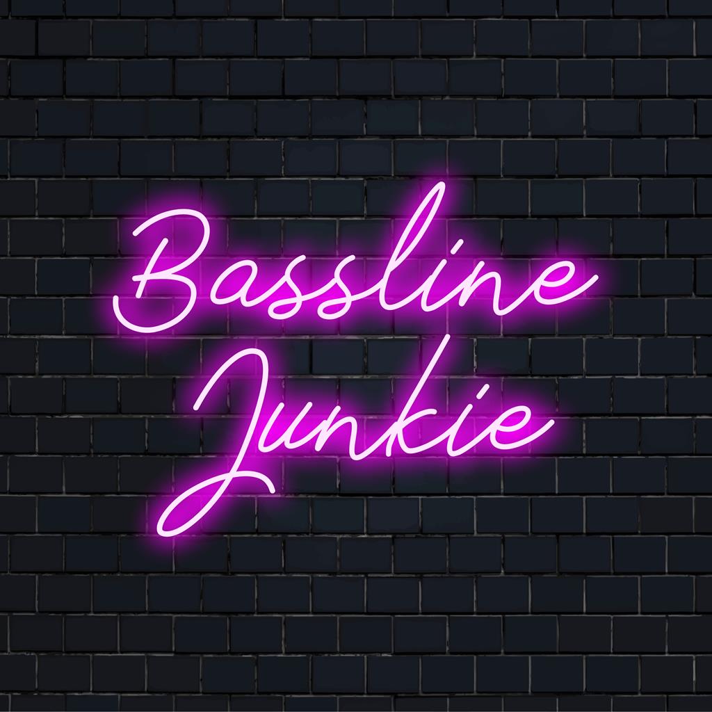 Letreiro de neon LED com tipografia dinâmica "Bassline Junkie", criado para espaços vibrantes. Decoração LED personalizada para amantes da música.