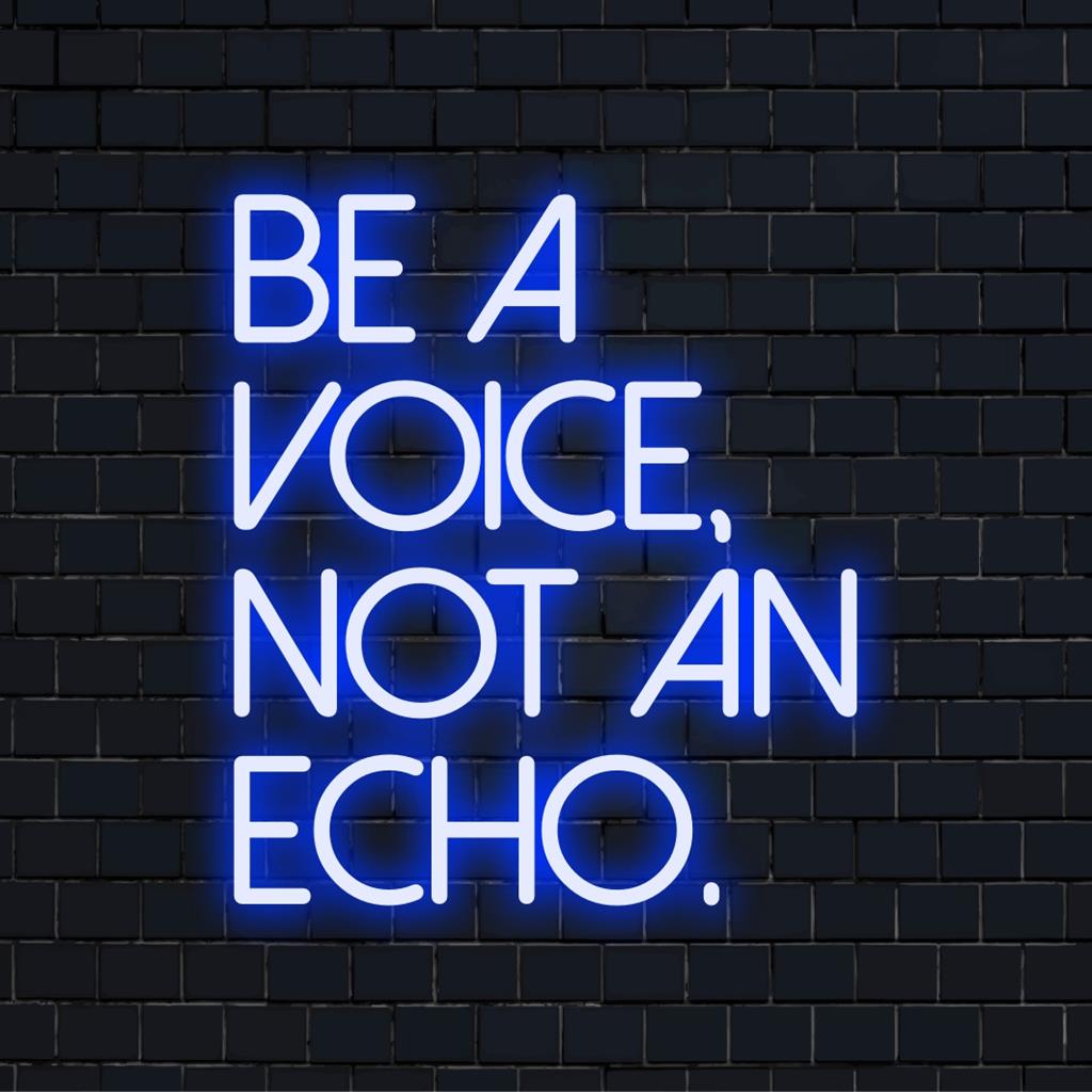 Placa de neon LED personalizada com os dizeres "Be A Voice, Not An Echo" e letras brilhantes, perfeita para decoração de parede personalizada.