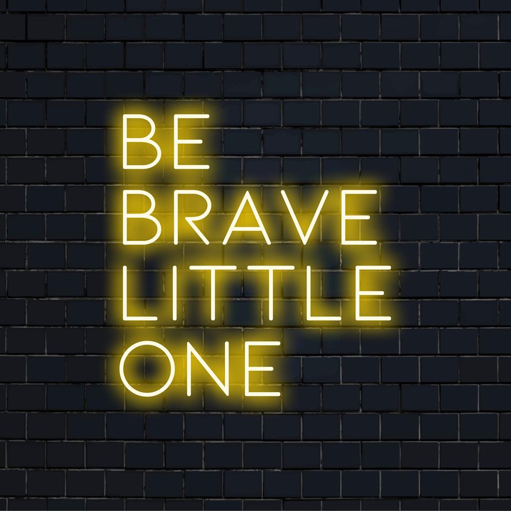 Placa de LED neon vibrante e personalizada com a frase Be Brave Little One, adicionando um toque ousado e inspirador a qualquer espaço.