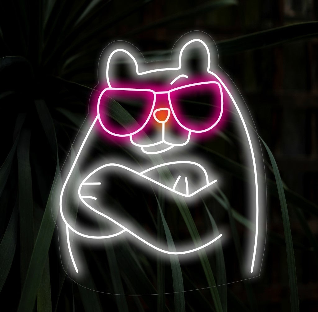 O letreiro neon "Urso com Óculos" apresenta um urso excêntrico e fofo usando óculos, adicionando um toque descolado e ótico à sua decoração com tema animal. Uma luz neon com um urso charmoso e óculos estilosos.