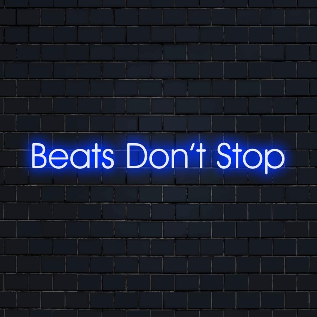 Placa de neon LED personalizada com a frase Beats Don't Stop, exibindo arte neon vibrante para decoração e ambiente.