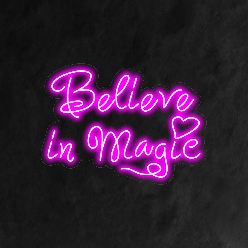 O letreiro de neon "Believe In Magic" é uma adição fantástica e encantadora ao seu interior com tema de fantasia. Uma luz neon que incentiva a crença em magia e maravilhas.