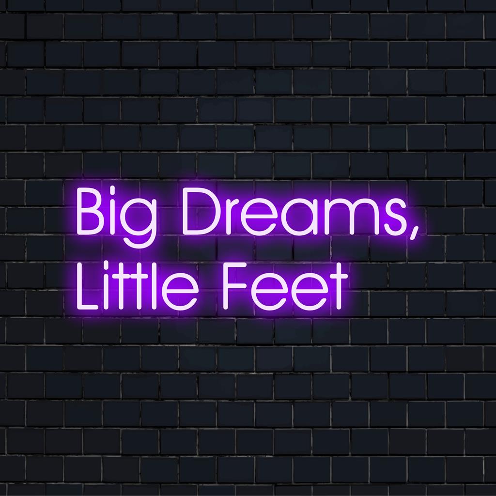 Placa de neon LED com a frase Big Dreams, Little Feet em brilho suave; perfeita para adicionar um toque de fantasia a qualquer espaço.