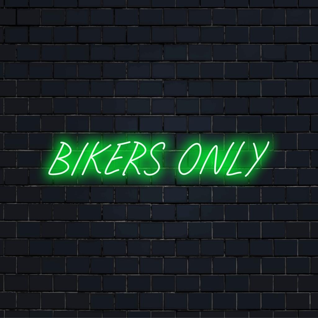 Placa de LED neon personalizada brilhando com o texto Bikers Only, perfeita para entusiastas de motociclismo e decoração de espaço exclusiva.