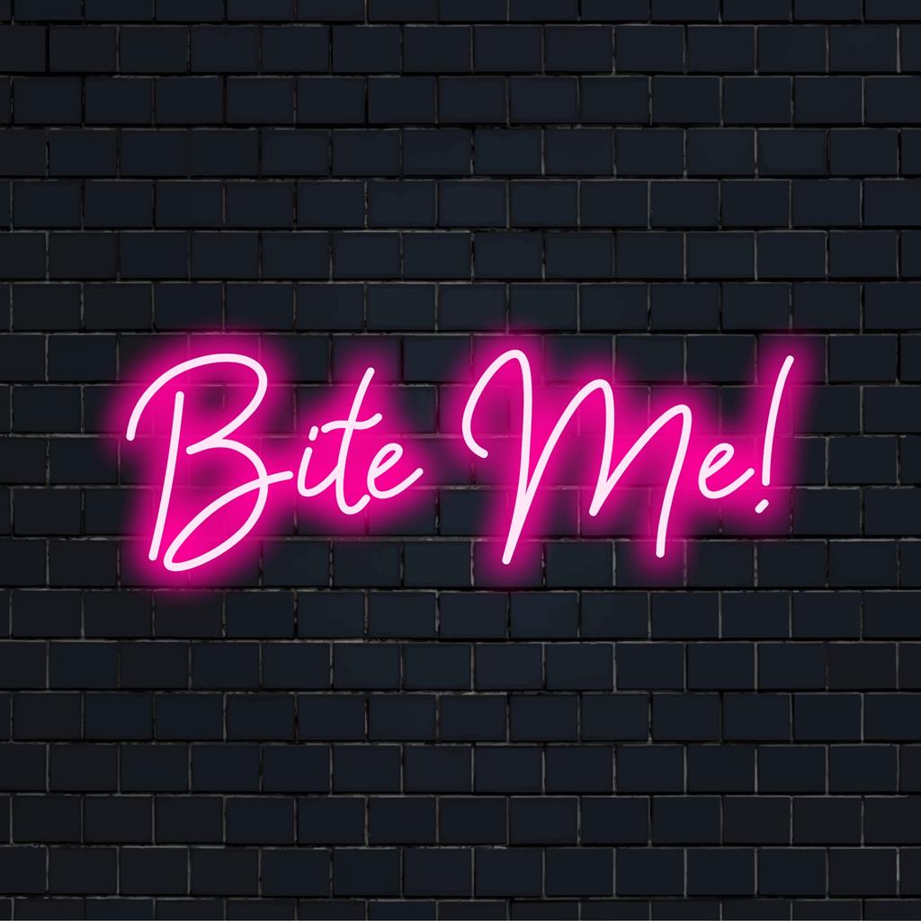 Placa de neon LED personalizada Bite Me! com letras rosas em negrito; uma placa de neon divertida, perfeita para uma decoração única de ambiente.