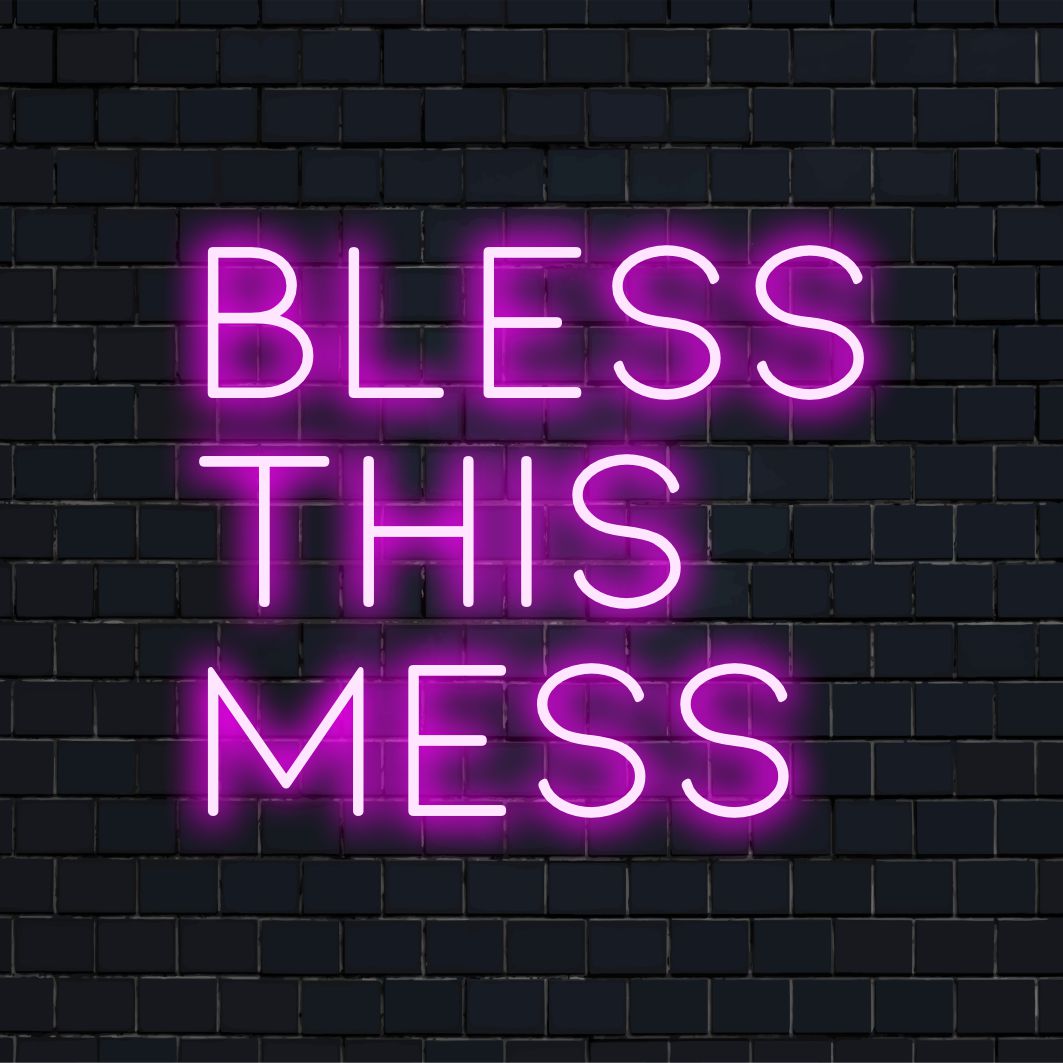 Letreiro de neon LED com a frase "Bless This Mess" em cores vibrantes, perfeito para dar um toque especial a qualquer ambiente. Arte com citação em neon.