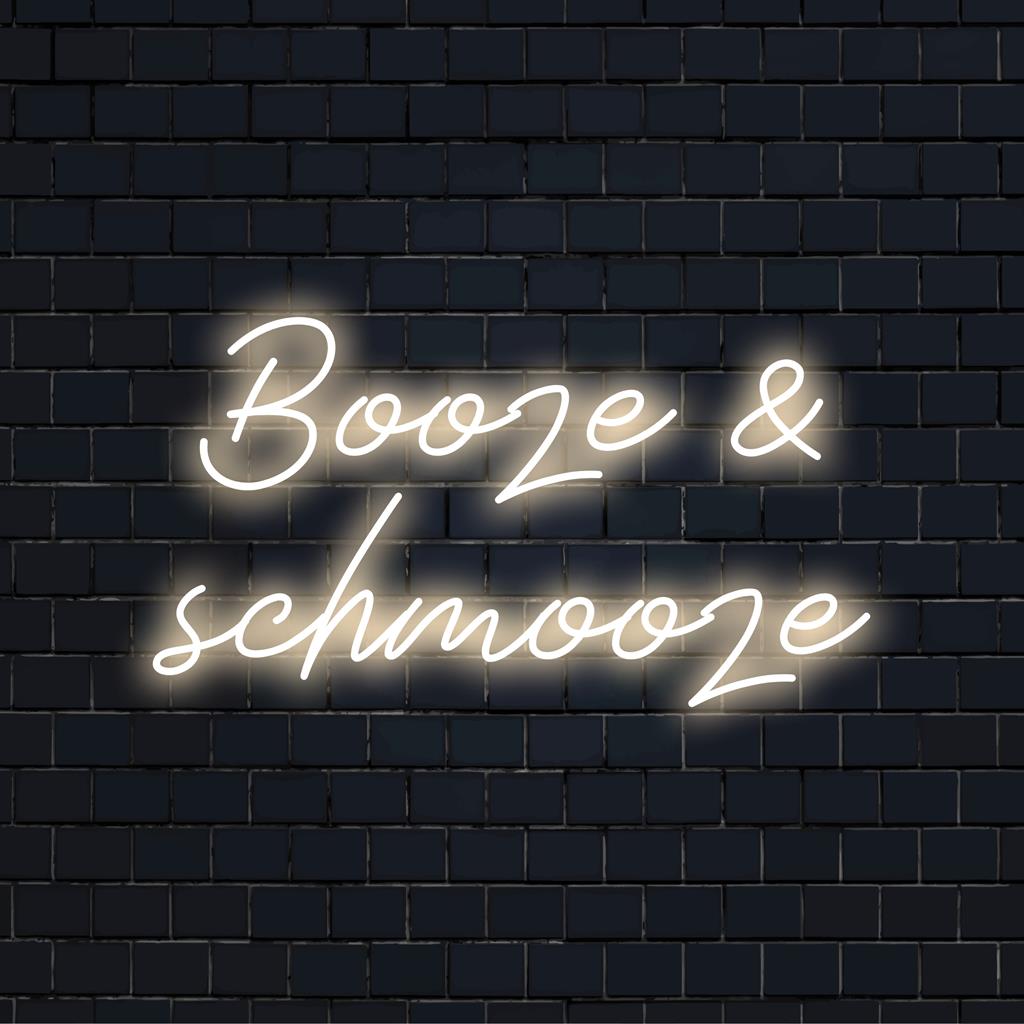 Letreiro de LED neon vibrante e personalizado "Booze And Schmooze", perfeito para decoração eclética e encontros animados. Arte com citações em neon.