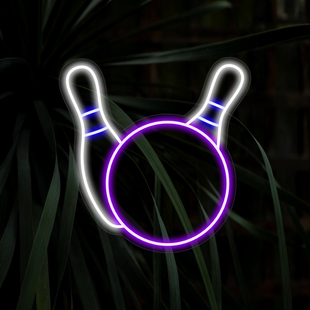 "Placa de neon com bolas de boliche e pinos" captura a emoção da recreação com uma ilustração dinâmica de uma bola de boliche atingindo os pinos. Esta luz neon com tema esportivo é um toque especial à sua decoração, perfeita para os fãs do esporte.