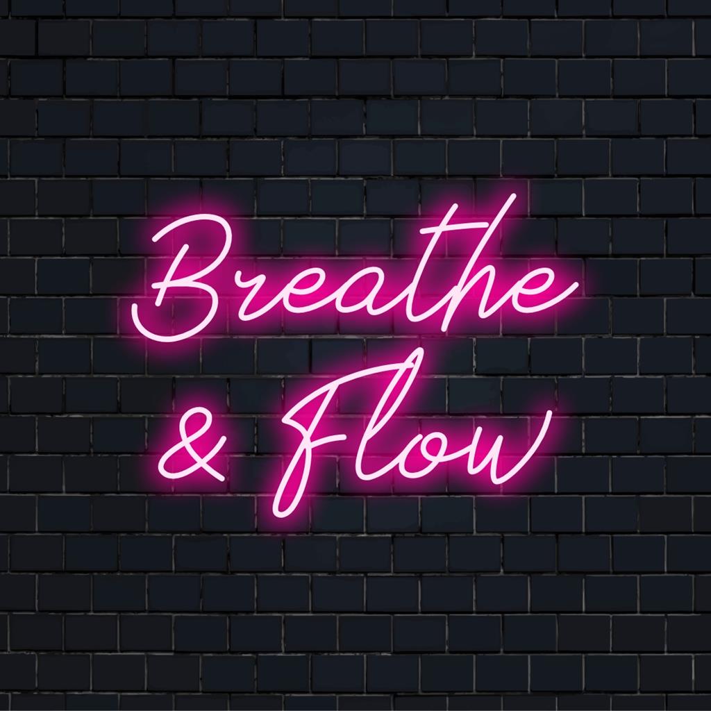 Placa de LED neon com as palavras Breathe And Flow, uma decoração de parede relaxante e elegante para espaços de atenção plena.