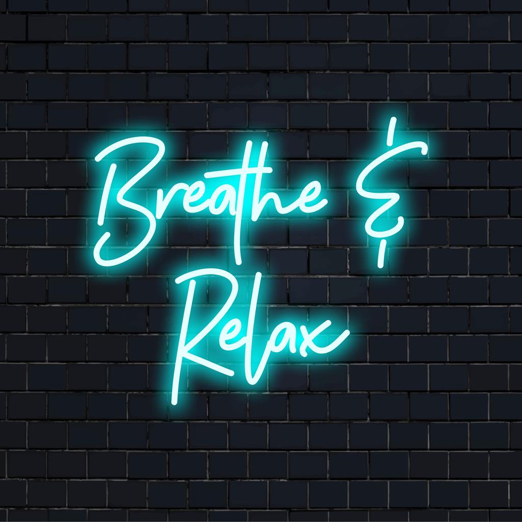 Placa de neon LED vibrante com a frase "Respire Relaxe", ideal para espaços tranquilos, decoração de parede moderna e iluminação de ambiente personalizada.