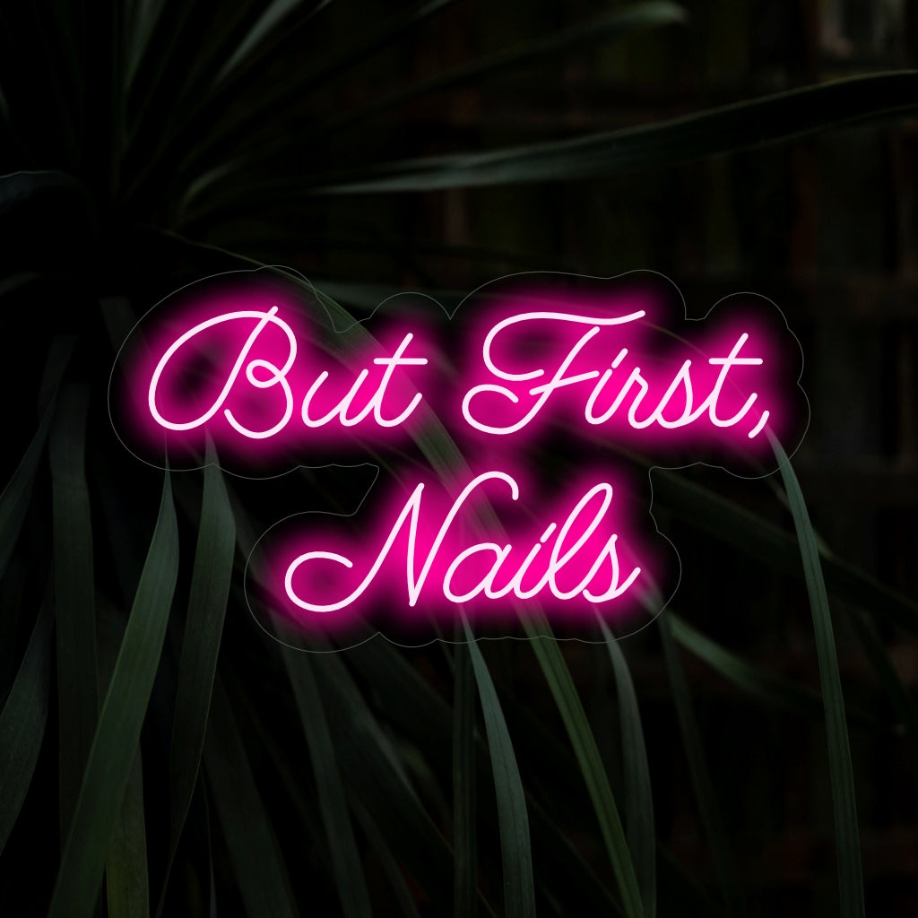 O letreiro neon "But First, Nails" brilha intensamente com o ícone de um frasco de esmalte, capturando a essência da prioridade ao autocuidado. Um toque chique para salões de beleza e manicure, criando o clima ideal para sessões de mimos.