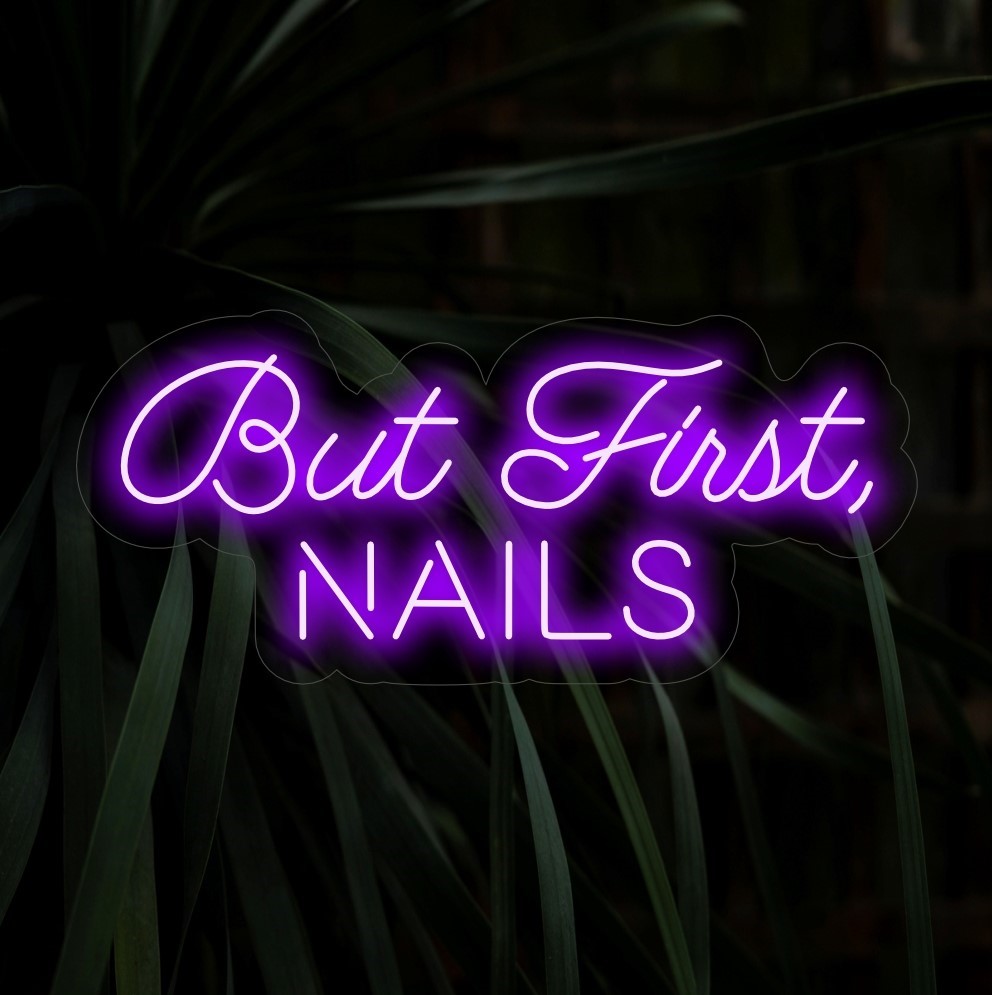 "Mas primeiro, letreiro de neon para unhas" - Uma luz neon estilosa com uma mensagem chique e empoderadora, infundindo uma atmosfera de elegância e enfatizando a importância do autocuidado em seu salão de beleza ou espaço de beleza.