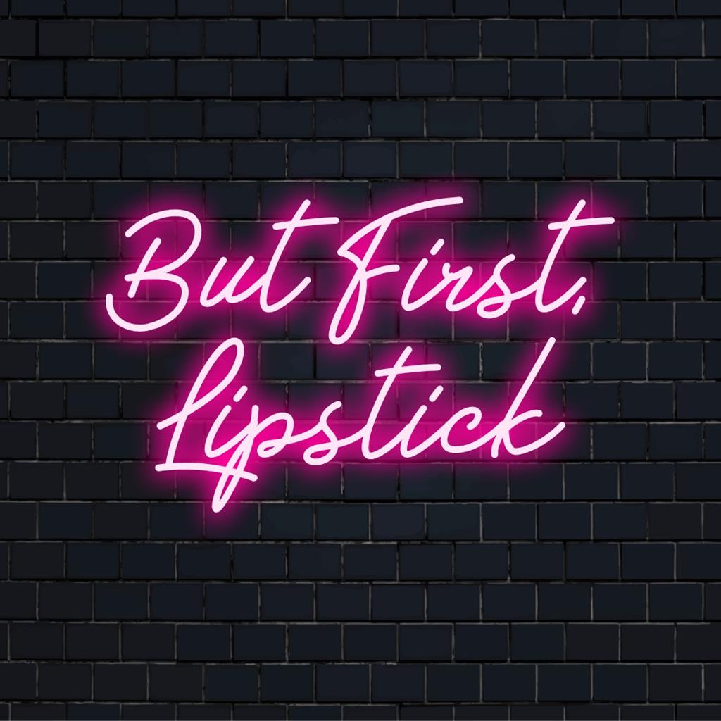 Letreiro de LED neon com a frase "But First, Lipstick" (Mas Primeiro, Batom), ideal para uma decoração chique e moderna. Perfeito para amantes da beleza.