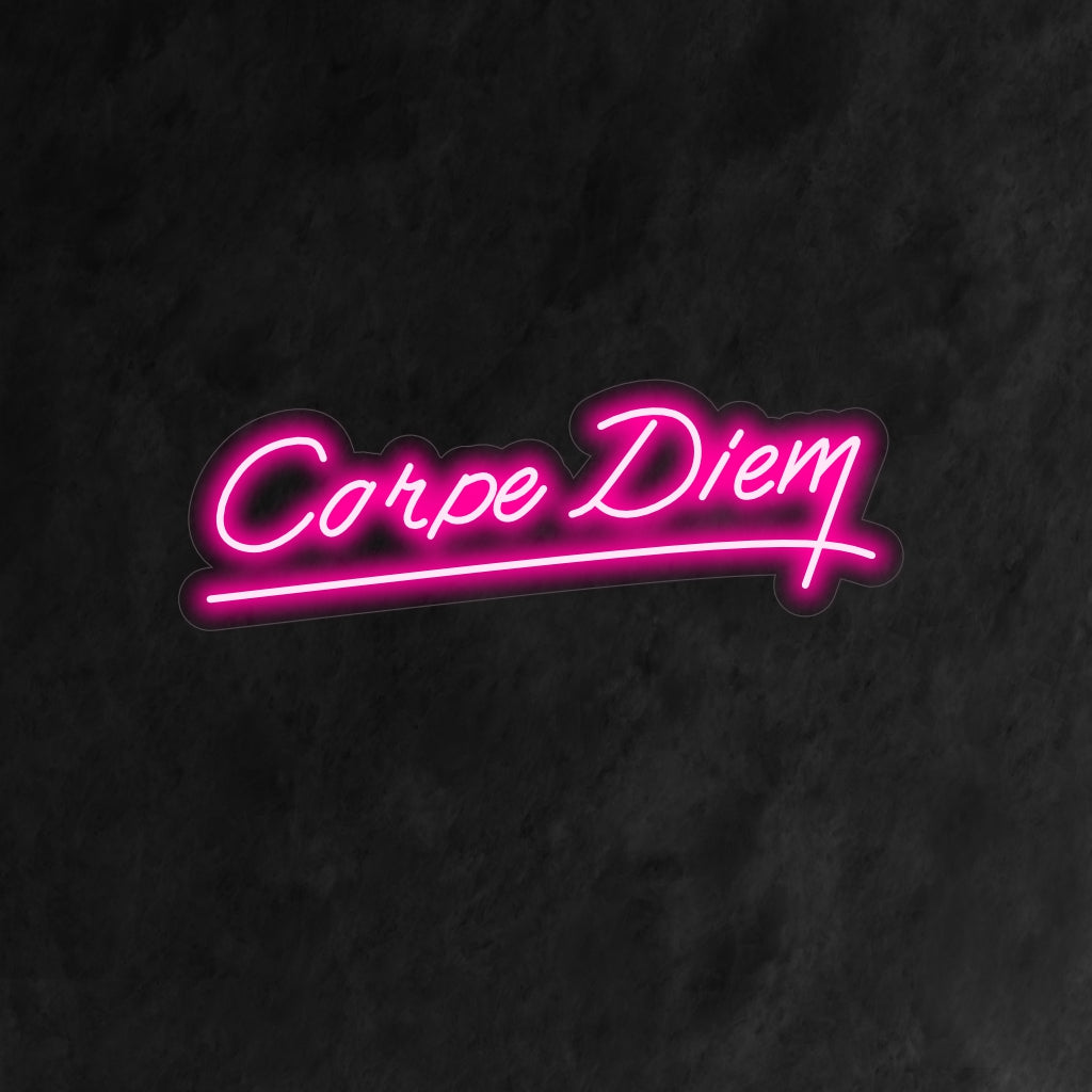 "Carpe Diem Neon Sign" é uma adição inspiradora e motivadora para o seu interior. Uma luz neon que incorpora a mensagem atemporal de "Aproveite o Dia".