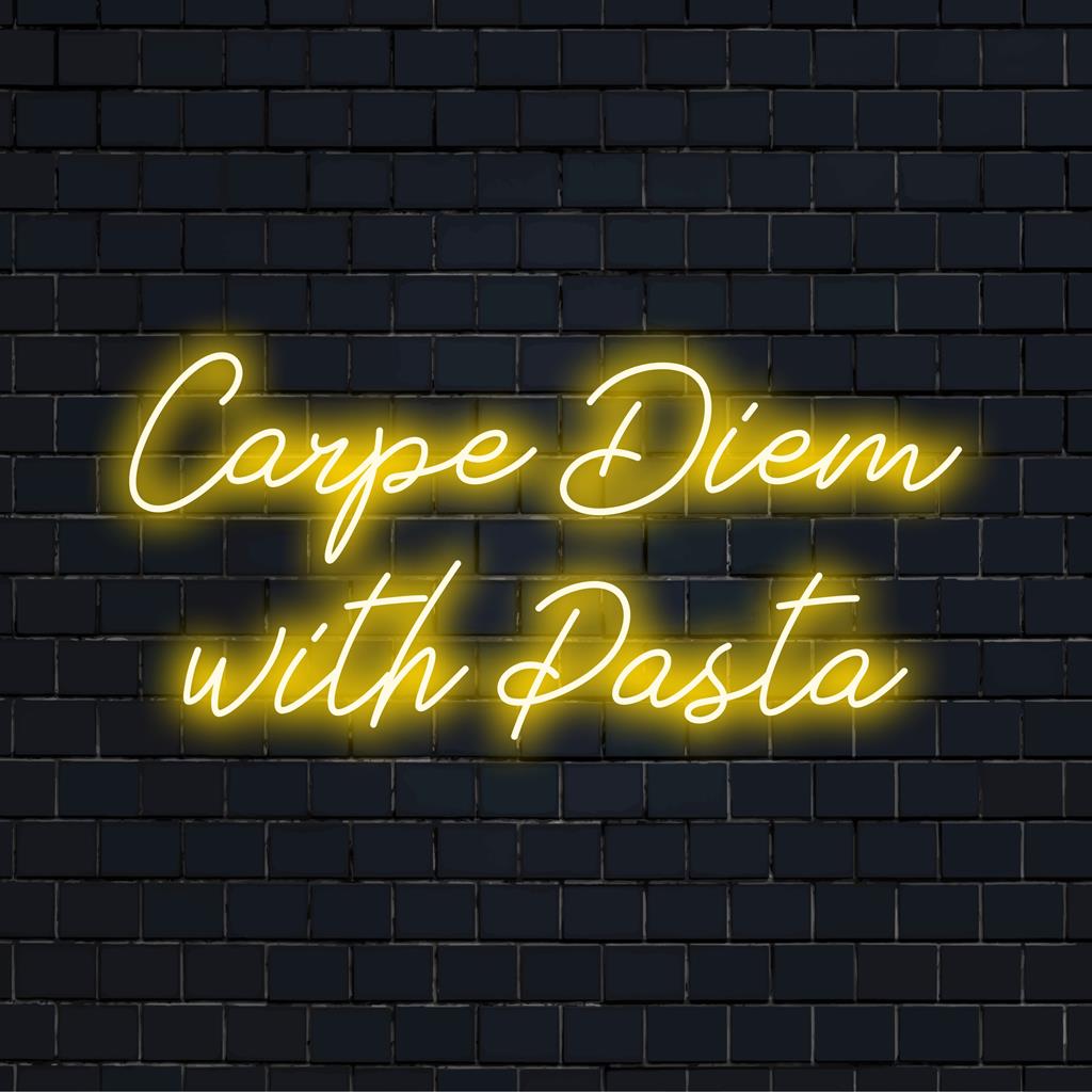 O vibrante letreiro de neon 'Carpe Diem With Pasta' feito à mão combina mantra inspirador e amor por massas em uma arte de neon LED brilhante.