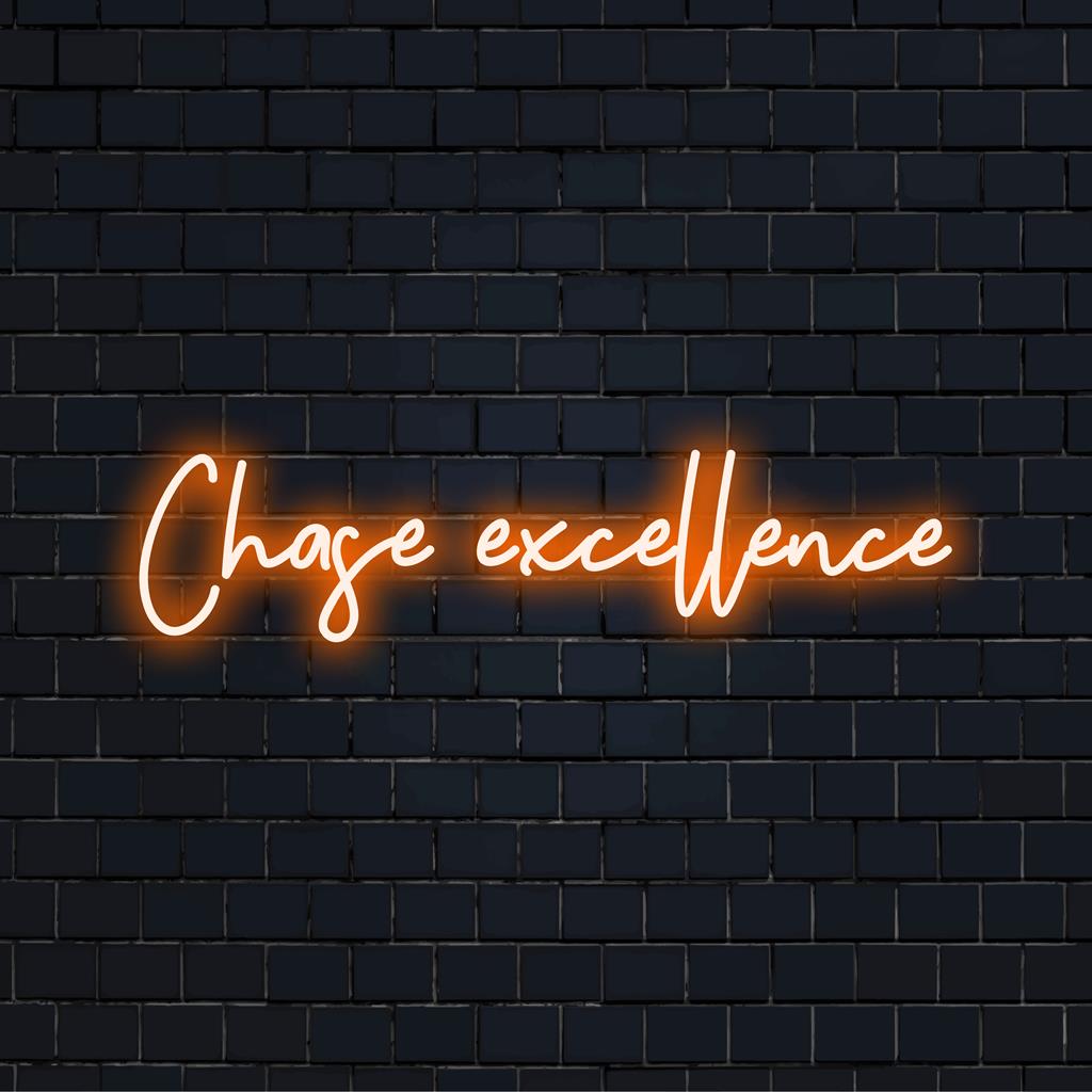 Placa de LED neon vibrante Chase Excellence, que mistura arte neon personalizada com decoração motivacional para qualquer espaço.
