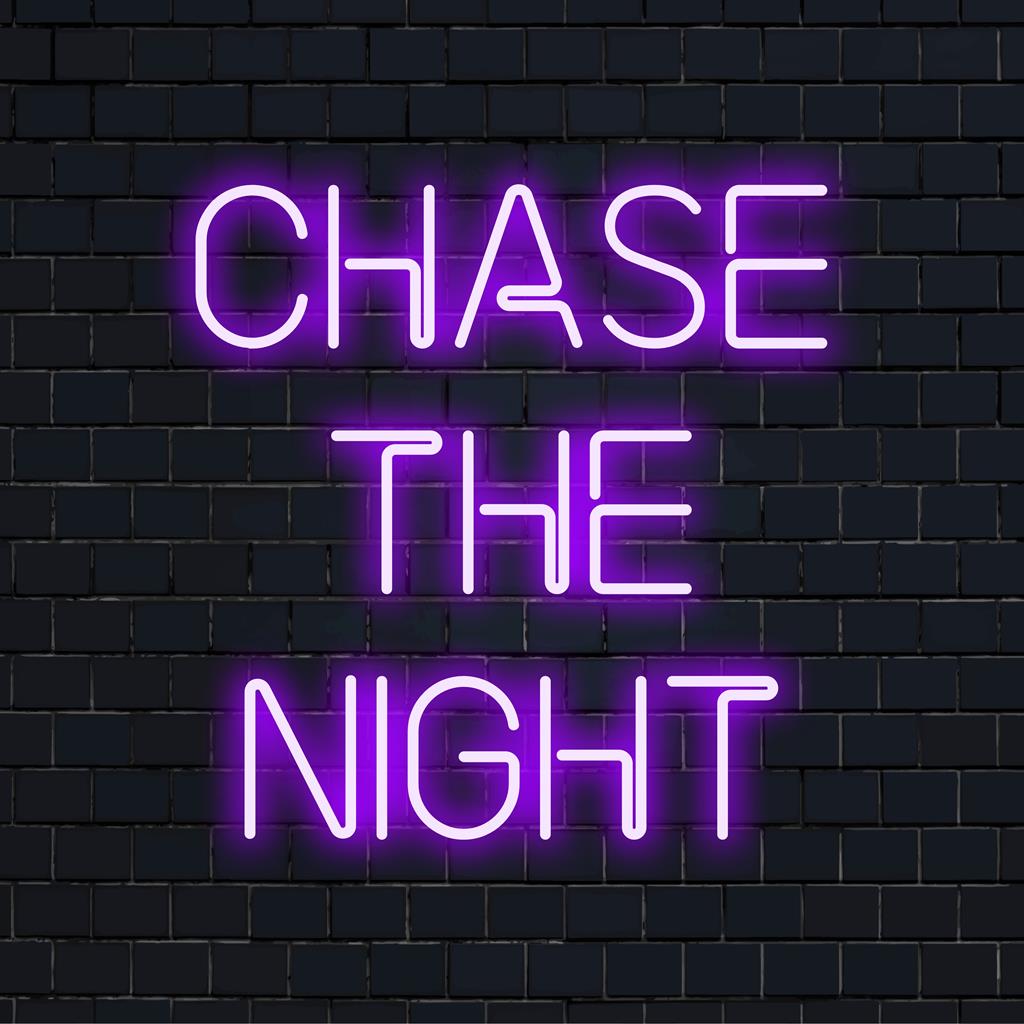 Placa de neon LED vibrante com a frase Chase The Night; ideal para decoração personalizada com luz neon em qualquer ambiente.