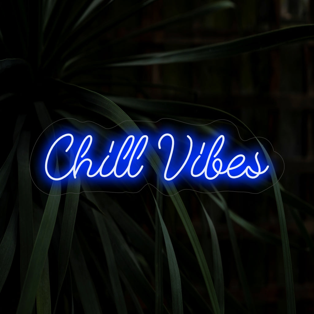 "Placa de néon Chill Vibes" ��� Uma luz de néon moderna e descontraída que exibe as palavras "Chill Vibes", criando uma atmosfera fresca e relaxante no seu espaço com seu design moderno e elegante.