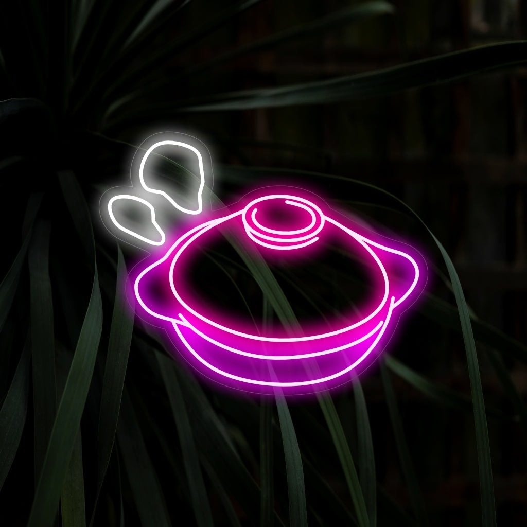 O letreiro neon "Clay Cooking Pot" é uma adição elegante à decoração da cozinha, com a encantadora representação de uma panela de barro emitindo fumaça. Ilumine seu espaço com o ambiente acolhedor e convidativo desta luz neon de inspiração culinária.