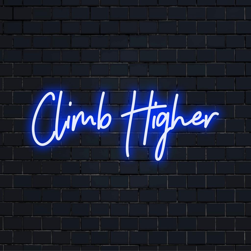 Placa de neon LED personalizada com os dizeres Climb Higher em uma fonte estilosa com tons de azul brilhantes, perfeita para arte de parede motivacional.