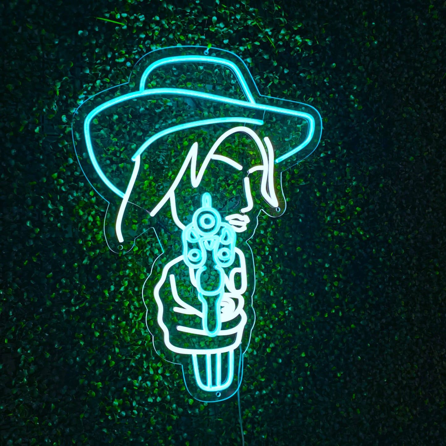 "Placa de neon com arma de cowgirl apontando" ��� Uma luz neon ousada exibindo a silhueta de uma cowgirl, infundindo energia ousada ao seu espaço.