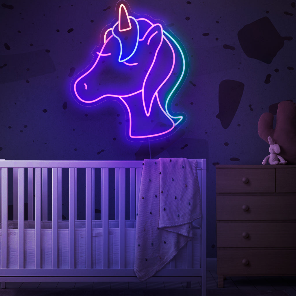 "Cute Unicorn Neon Letreiro" acende com um brilho neon, infundindo o espaço do seu filho com vibrações encantadoras e adoráveis, ideal para criar um ambiente mágico e de sonho em quartos ou áreas de lazer.