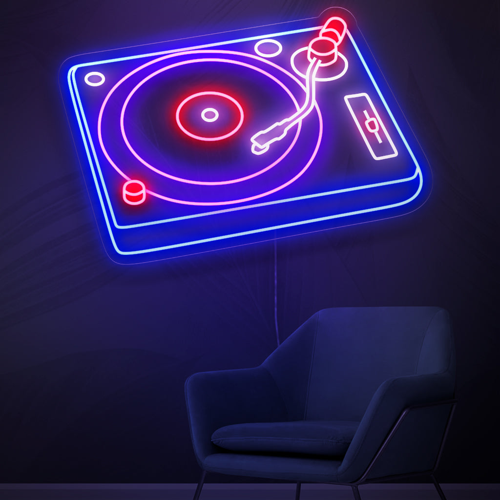 "DJ Turntable Neon Sign" acende com um brilho rítmico, infundindo seu espaço com a energia vibrante da cena musical, perfeito para entusiastas de música e ambientes criativos.