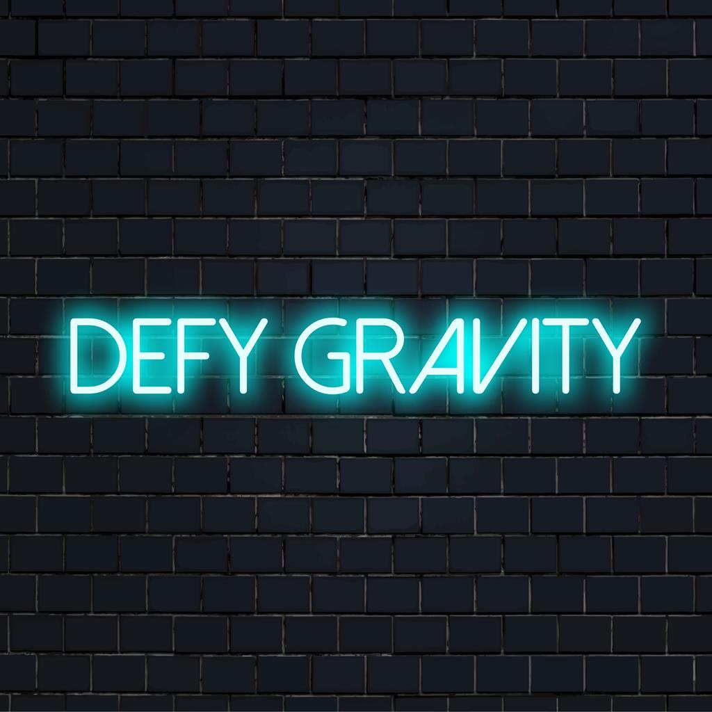 Placa de neon LED com os dizeres Defy Gravity, perfeita para decoração inspiradora, com uma mistura de letras artísticas e luz luminosa.
