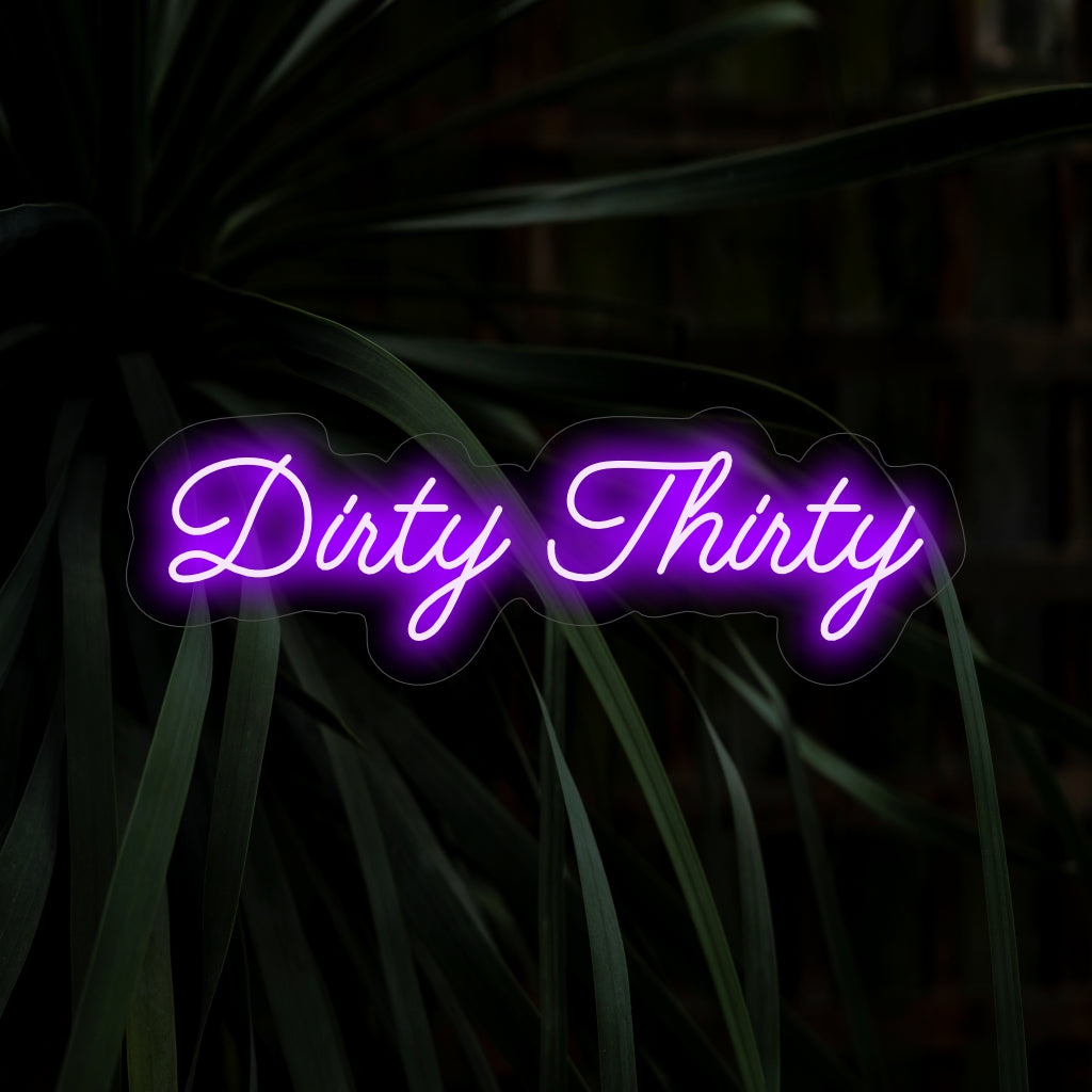 "Dirty Thirty Neon Sign" acende com um brilho intenso, infundindo à celebração uma atmosfera divertida e animada, perfeita para marcar o marco de completar trinta anos.