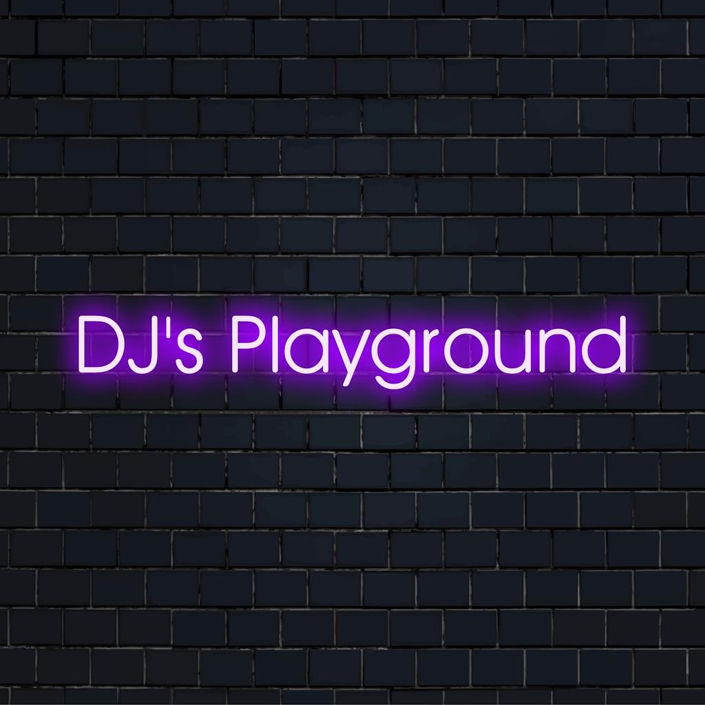 Uma vibrante placa de LED neon personalizada com os dizeres Dj's Playground, ideal para decoração exclusiva ou aprimoramento de iluminação personalizado.