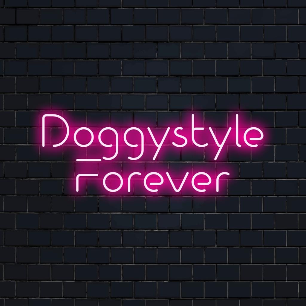 Placa de LED neon personalizada com os dizeres Doggystyle Forever, acrescentando uma decoração de luz neon única e vibrante ao seu espaço.