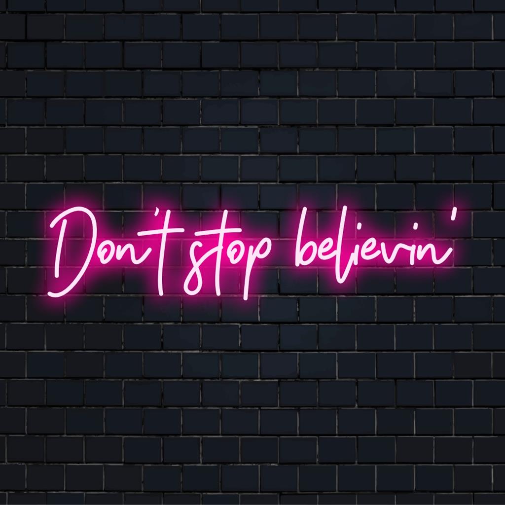 Letreiro de neon LED vibrante com a frase "Don't Stop Believin", perfeito para qualquer ambiente. Arte de neon personalizada que reflete motivação.
