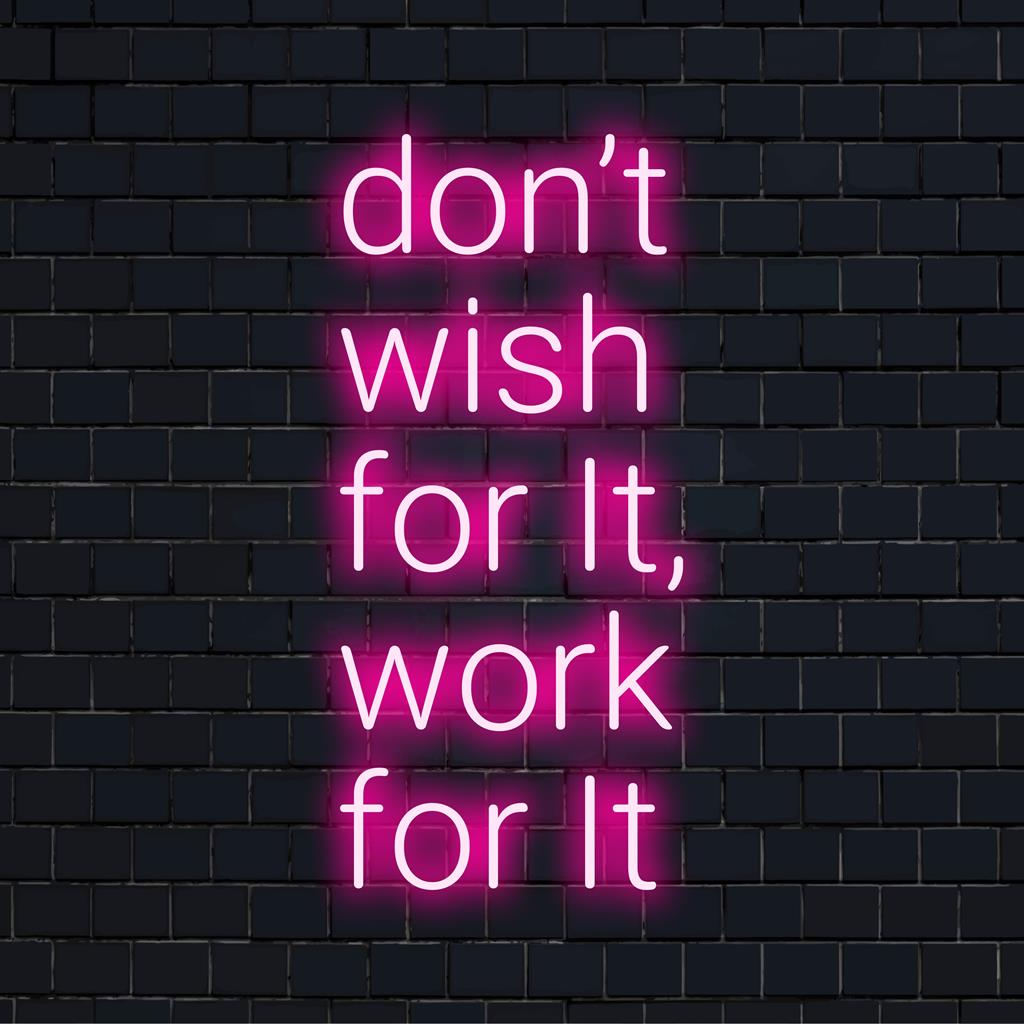 Placa de neon LED personalizada com letras vibrantes que dizem "Don't Wish For It, Work For It" para uma decoração inspiradora. Arte com citação em neon.