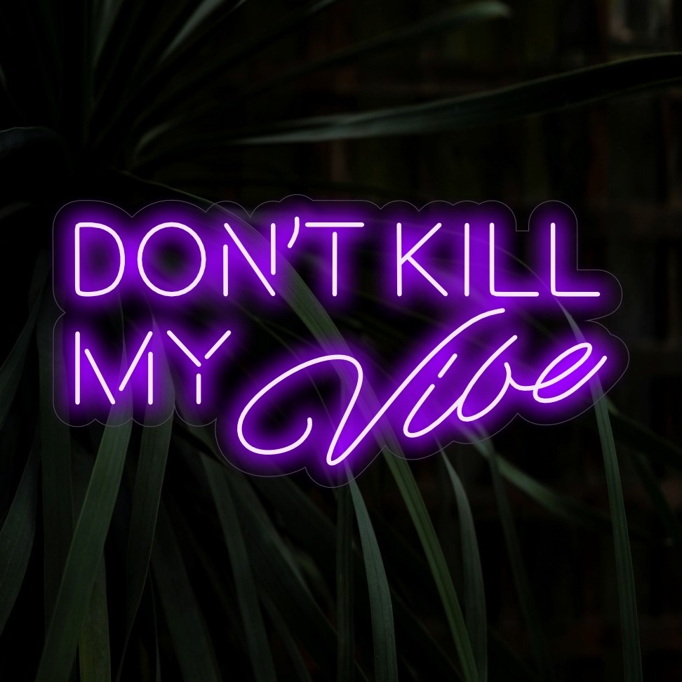 O letreiro de neon "Don't Kill My Vibe" acende com um brilho vibrante, transmitindo uma mensagem para preservar a energia positiva, o que o torna perfeito para espaços que promovem confiança e vibrações animadas.