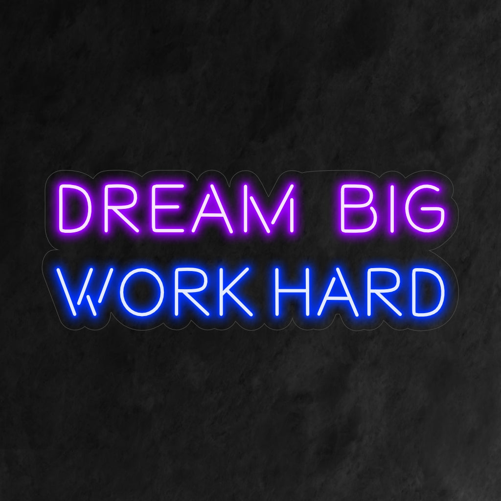 O letreiro de néon "Dream Big Work Hard" acende com um brilho poderoso, combinando sonhos com determinação, o que o torna perfeito para espaços que celebram uma forte ética de trabalho e inspiração.