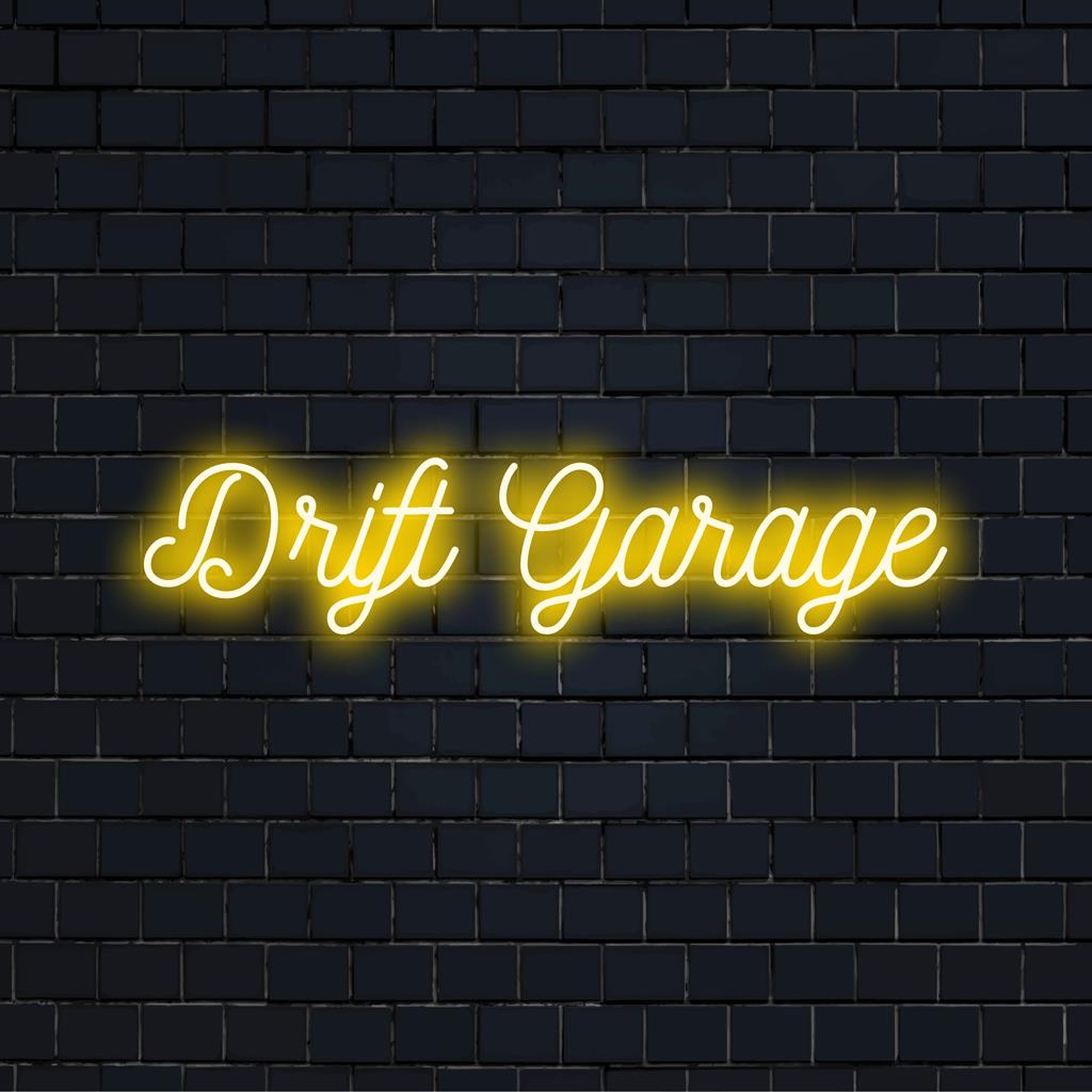 Impressionante letreiro de LED neon Drift Garage em cores vibrantes, perfeito para decoração personalizada com luz neon em qualquer espaço.