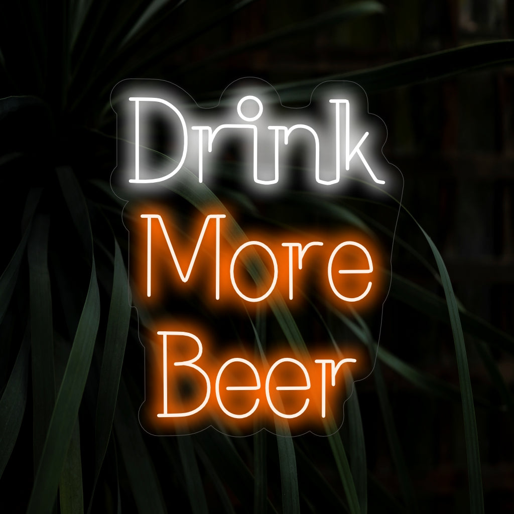 O letreiro de neon "Drink More Beer" irradia um brilho vibrante, perfeito para bares e espaços que promovem uma atmosfera sociável.