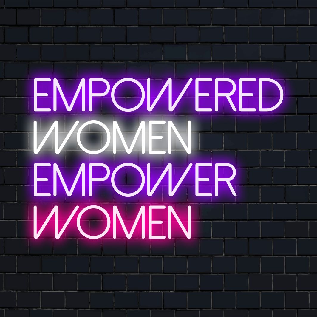 Placa de neon LED personalizada com os dizeres "Mulheres Empoderadas Empoderam Mulheres" em cores vibrantes, perfeita para decoração de parede inspiradora.