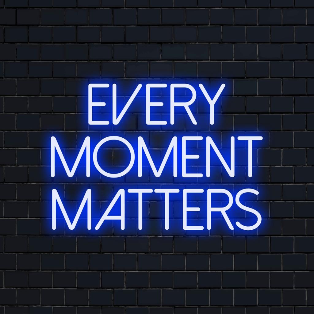 Letreiro de LED neon vibrante com a inscrição "Every Moment Matters". Perfeito para decoração neon personalizada, adicionando um toque único a qualquer espaço.