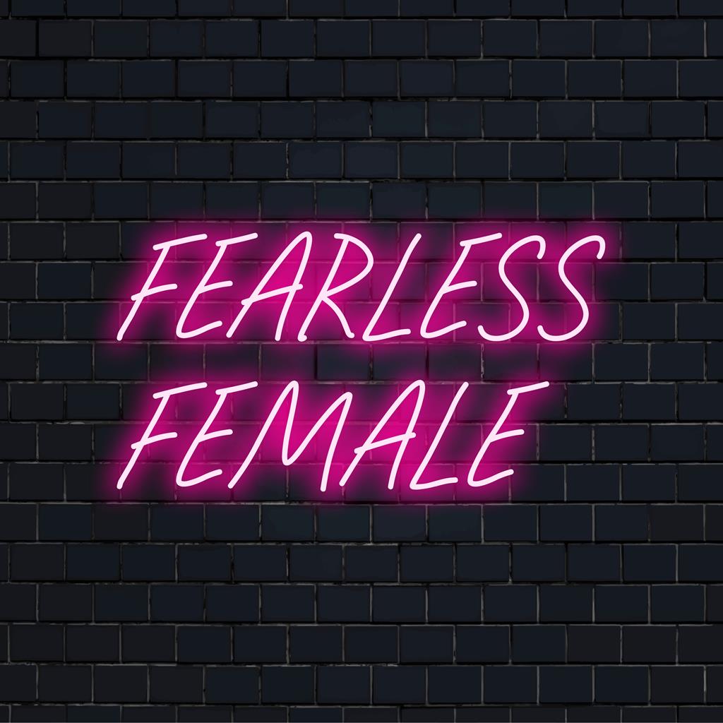 Placa de neon LED personalizada com a frase "Fearless Female" em letras brilhantes para decoração de parede moderna e arte de neon inspiradora.