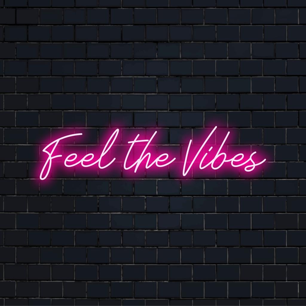 Placa de neon LED personalizada com os dizeres Feel The Vibes, perfeita para uma decoração vibrante e personalizada com citações neon.