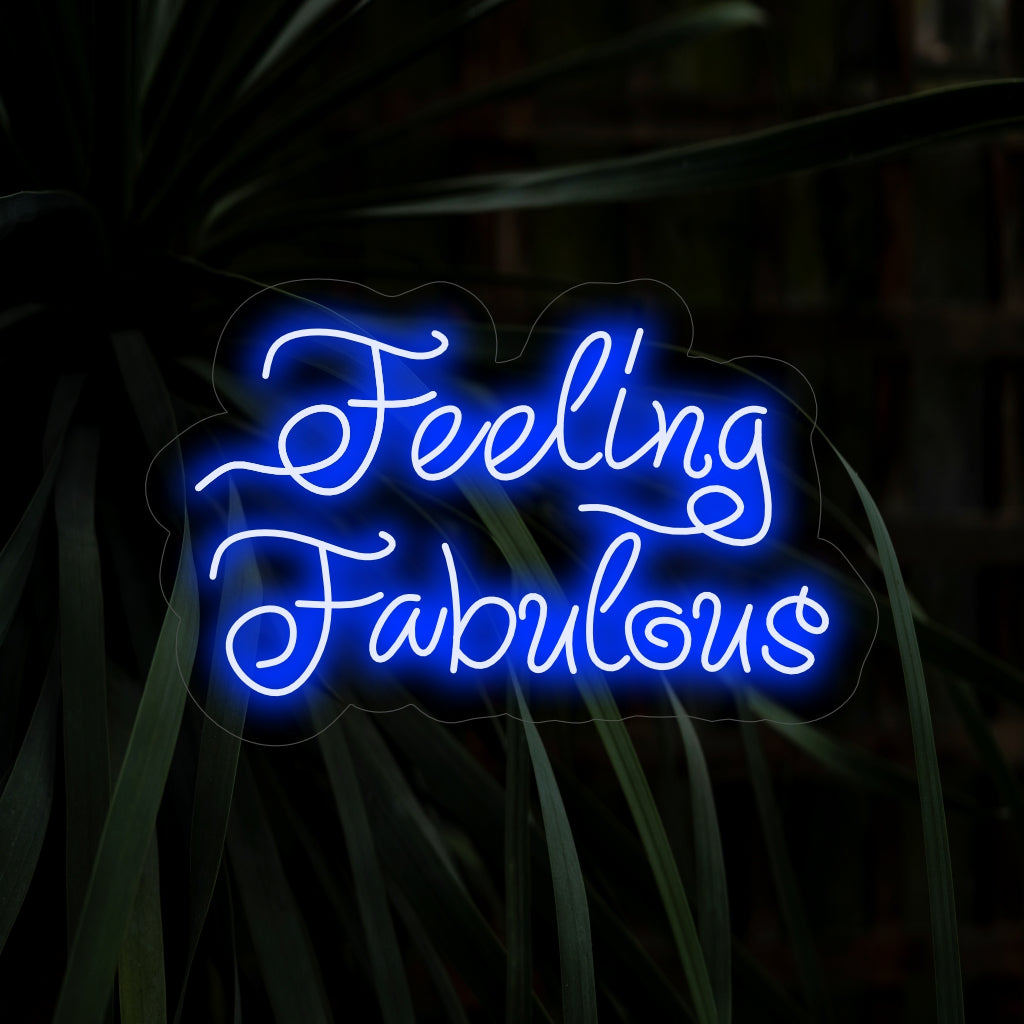 O letreiro de néon "Feeling Fabulous" acende com um brilho glamouroso, perfeito para salões de beleza e espaços que celebram a sensação edificante de ser fabuloso, adicionando um toque de glamour ao ambiente.