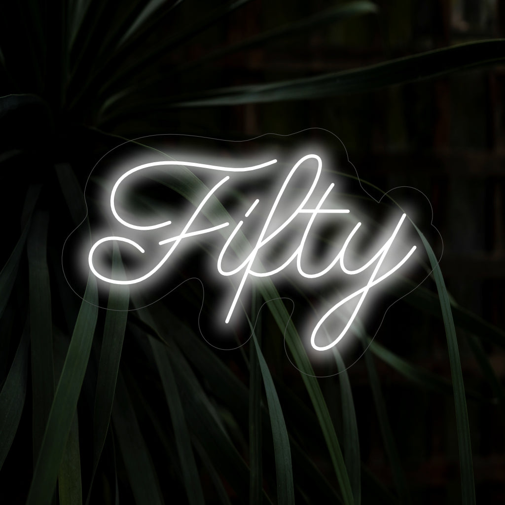 O letreiro "Fifty Neon" acende com um brilho comemorativo, perfeito para eventos marcantes e espaços que comemoram o significado de completar cinquenta anos, adicionando um toque ousado ao ambiente.